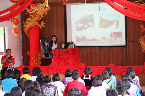 玫瑰园孔子课堂老师为学生做中国知识讲座.jpg