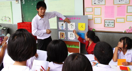 曼谷玫瑰园中学孔子课堂送中文上山区