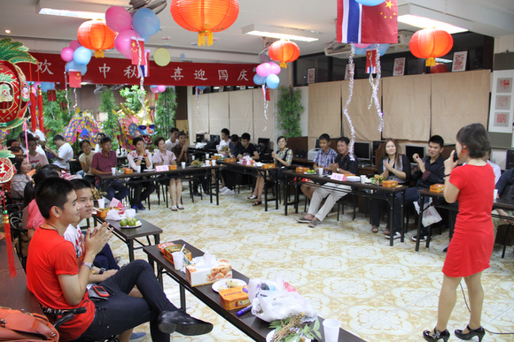 志愿者教师给大家演唱中华戏曲-1.jpg