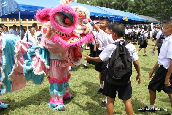 学生们对狮子的兴趣.jpg