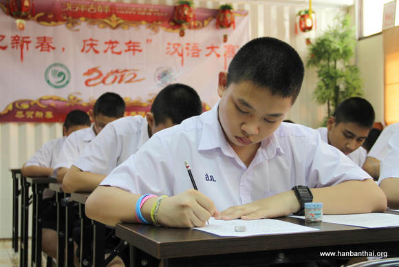 学生认真的书写.jpg