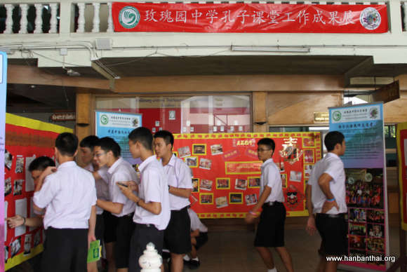 看展览的学生.JPG