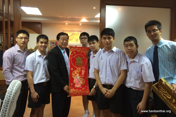 4 玫瑰园校长向课堂师生恭贺马年.JPG