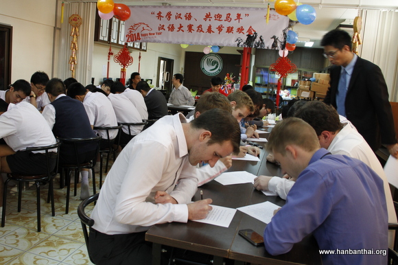 3 外教和学生一起参加汉语大赛.JPG