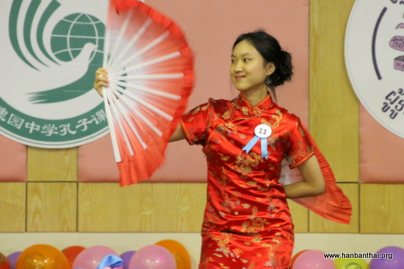 3 选手表演扇子舞.JPG