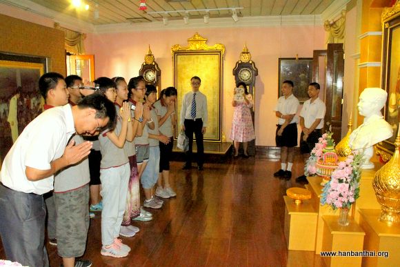 3 中国学生向学校创始人朱拉隆功大帝致敬.JPG