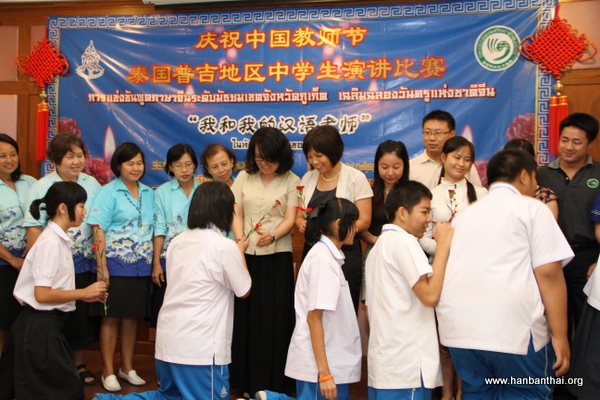 学生们向中国老师行泰国敬师礼并献上一朵朵代表感恩的康乃馨.JPG