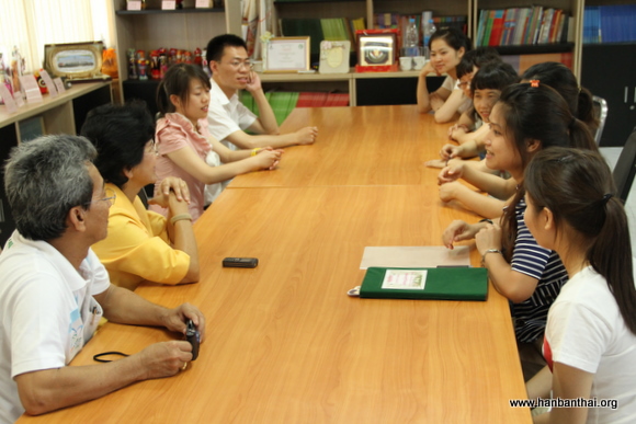 02普吉中学校长与来访志愿者开座谈会亲切交谈.JPG
