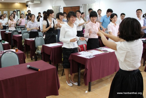 大会嘉宾与志愿者老师亲切交流.jpg