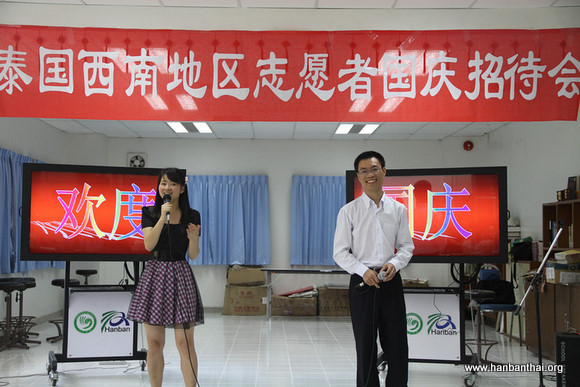 志愿者教师演唱《花好月圆夜》.jpg