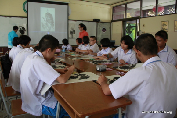 学生们认真学习中国画画法.JPG