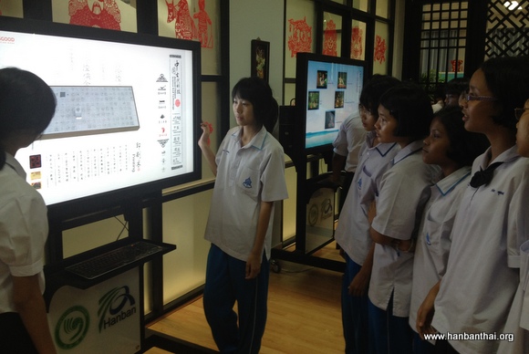 高二汉语专业班学生为低年级学生介绍中国文化.JPG