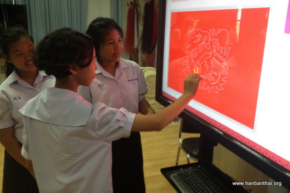 低年级学生体验中国剪纸.JPG