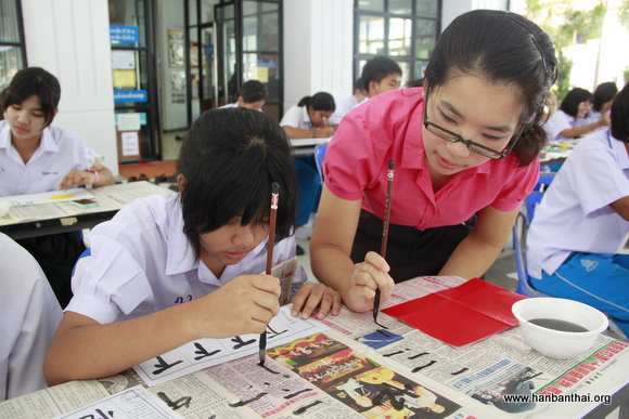 低年级学生体验中国书法     霍然摄.JPG