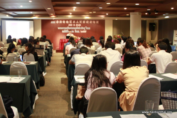 华侨崇圣大学中泰研究所所长李仁良博士《新实用汉语课本》教材分析.JPG