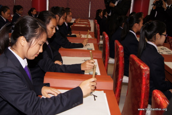 学生聚精会神书写毛笔字.JPG