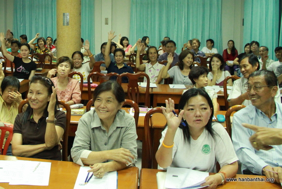 第一天汉语课学员学习气氛活跃.JPG