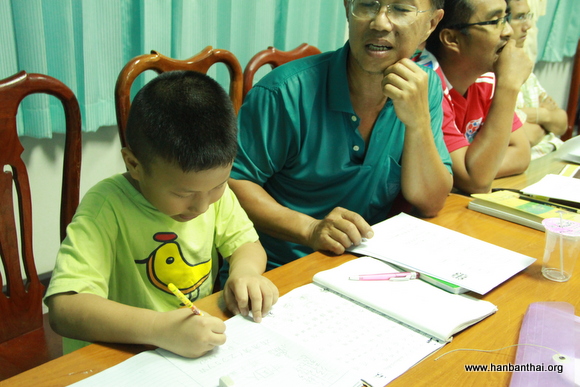 最小8岁华裔学员认真书写汉字.JPG