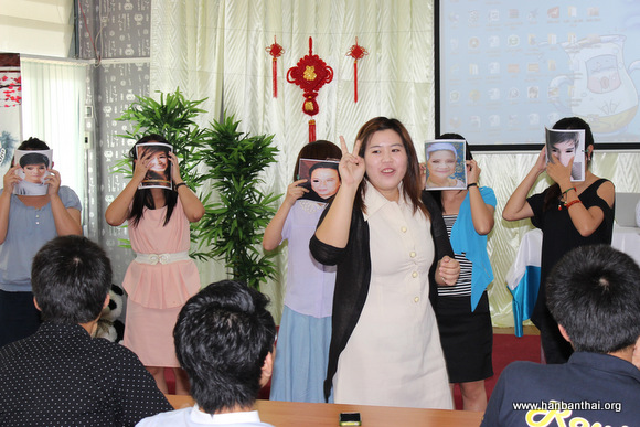 本土教师李月娥做教学演示.JPG