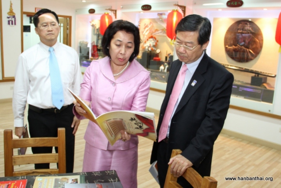 议长阁下听取课堂工作开展情况介绍.JPG