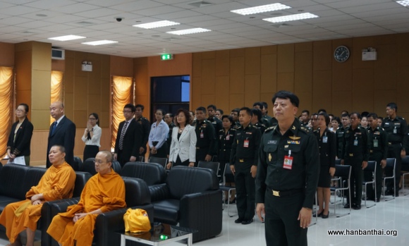 嘉宾按军人礼仪为开幕式祈福.JPG