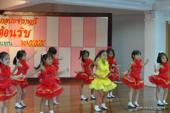 幼儿园学生表演.JPG