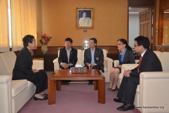 庞利老师会见副校长及泰方院长.JPG