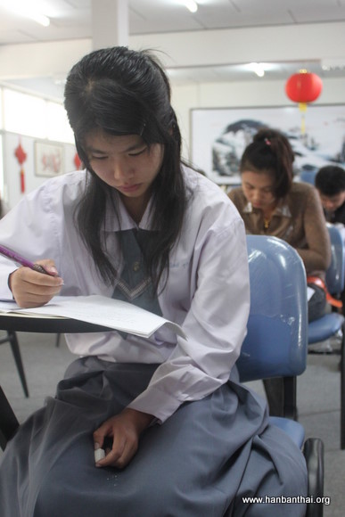 专心考试的学生 (1).JPG