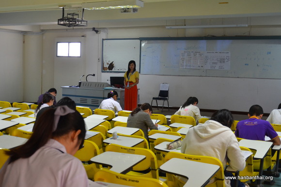 考生认真答卷.JPG