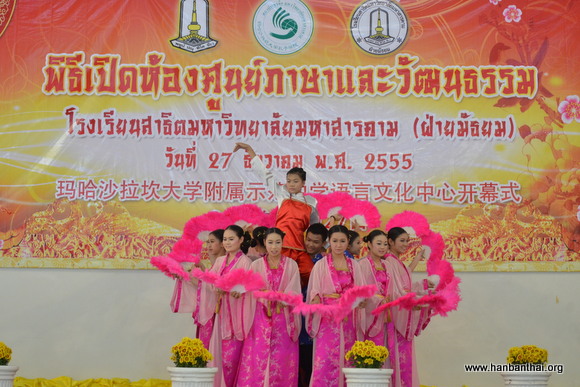 玛大附中学生表演传统舞蹈.JPG
