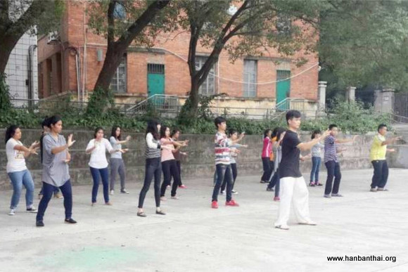 泰国学生在学习太极拳.jpg