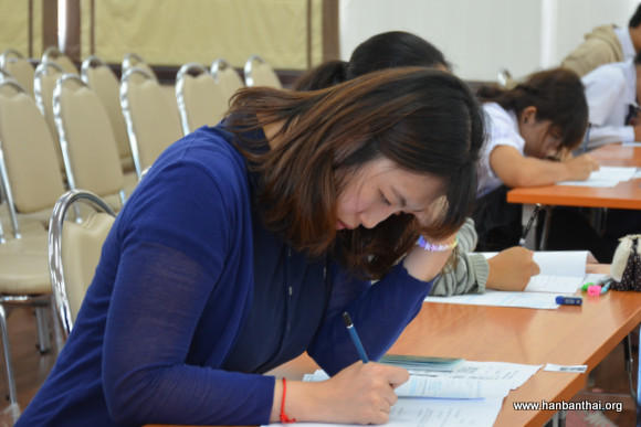 韩国籍教师朱情恩参加HSK四级考试.JPG