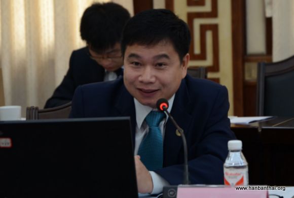 泰国玛哈沙拉坎大学孔子学院中方院长林浩业汇报2013年工作及2014年工作计划.jpg