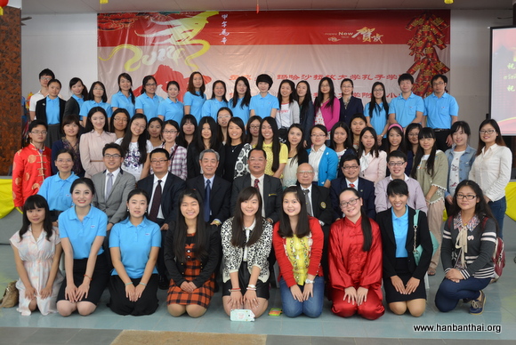 中国驻孔敬总领事馆总领事谢福根（左四）、玛哈沙拉坎大学校长素帕猜&#8226;萨玛比多(左五）、黎逸文&#65533;.JPG
