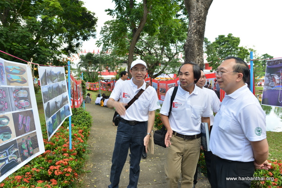 玛哈沙拉坎市市长观看梁汉昌的摄影展-001.JPG