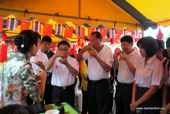 玛哈沙拉坎大学校长苏帕猜•萨玛彼多体验茶艺.JPG