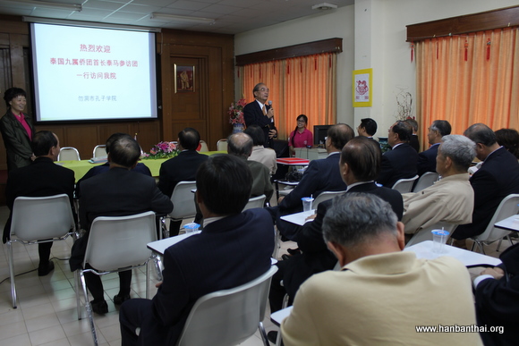 图片1 勿洞市市长、勿洞孔院理事长KHUNAWUT MONGKHONPRAIAK向来宾介绍勿洞孔院教育现状.jpg