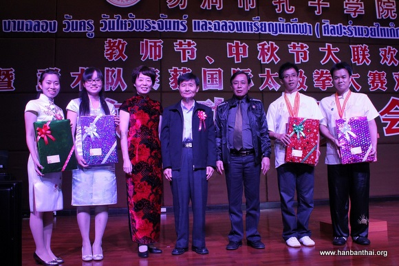 勿洞市长KHUNAWUT MONGKHONPRAJAK和勿洞侨团总领袖CHAIRAT LAIKANCHANAPH.JPG