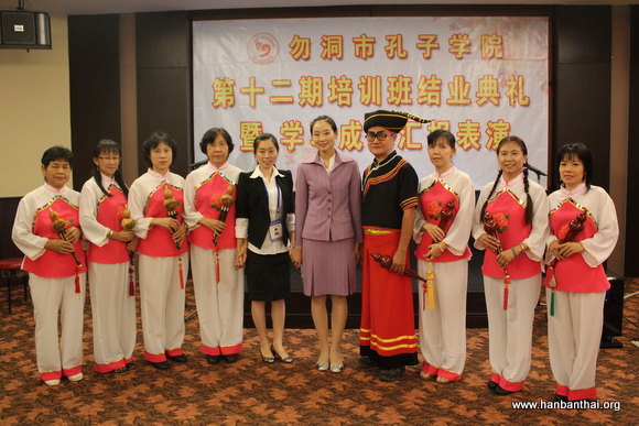 图片3：独具傣族风情的葫芦丝演奏.JPG
