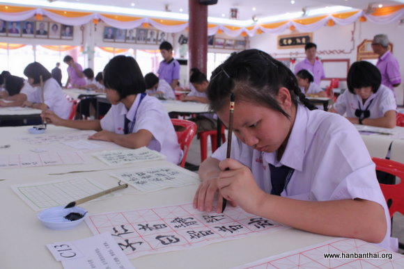 图片3：选手们认真书写.JPG