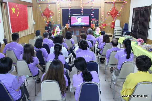 图片1：收看国庆62周年专题文艺晚会.JPG