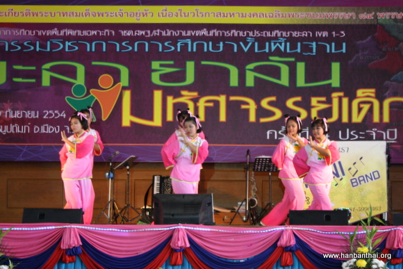 学生表演舞蹈《茉莉花》.JPG