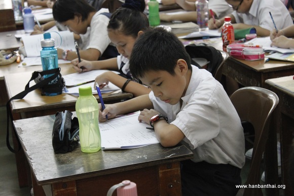 学生们认真答题.JPG