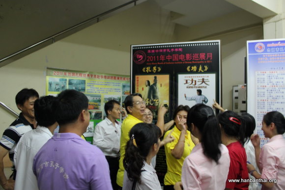 图片一：观众们选择自己喜爱的电影.JPG