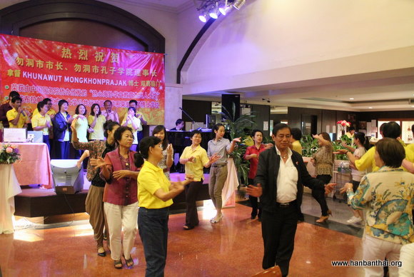 图片5：载歌载舞共欢庆.JPG