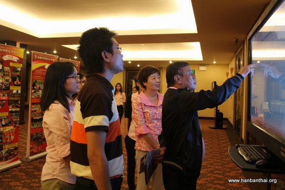 市长KHUNAWUT MONGKHONPRAJAK体验中国文化.JPG