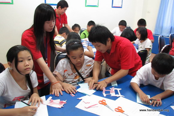 4指导学生剪纸.JPG