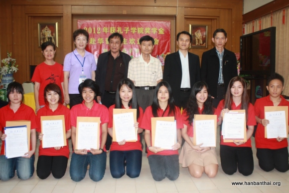 图片2：与会嘉宾与获奖学生合影.JPG