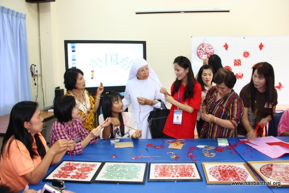 图片4：学编中国结.JPG