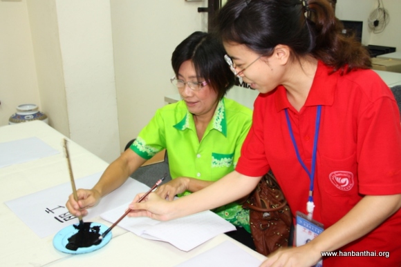 图片3：学习中国书法.JPG